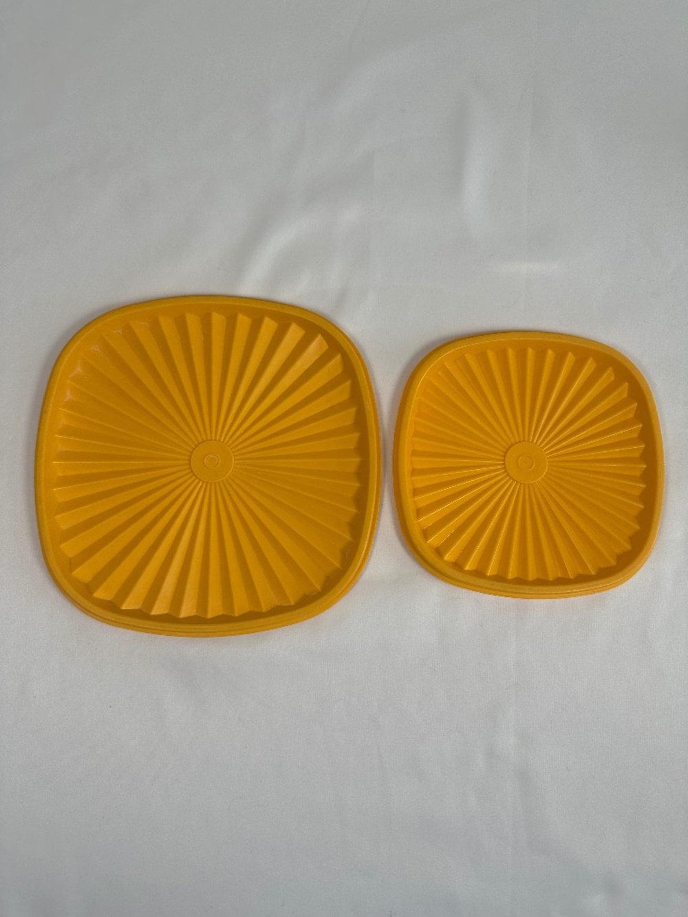 Tupperware Servalier Replacement Lids Square Sunburst Gold 841&837 Lot of 2